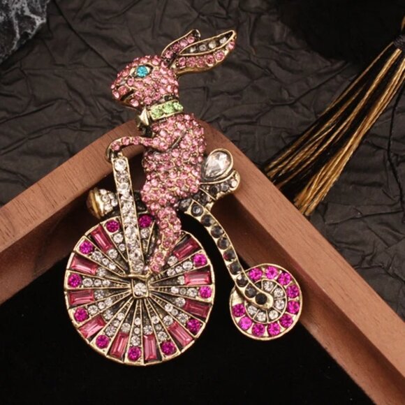 🌺 🌺 🌺 LAST ONE! Easter Bunny on Bicycle Brooch - Pin - Bag Charm - Picture 3 of 4